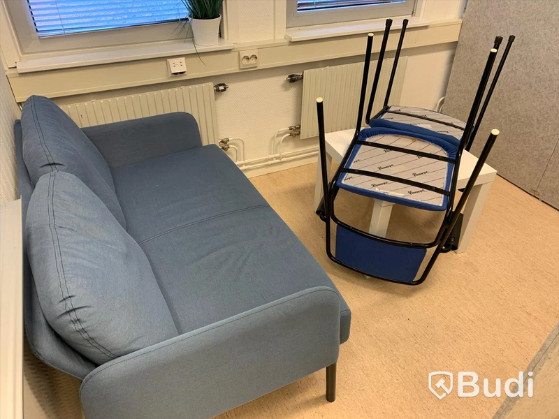 Parti m Kontorsmöbler (skrivbord/stolar/kontorsskärmar/ mm.)
