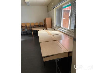 32st Skolbänkar, 32 stolar och div möbler