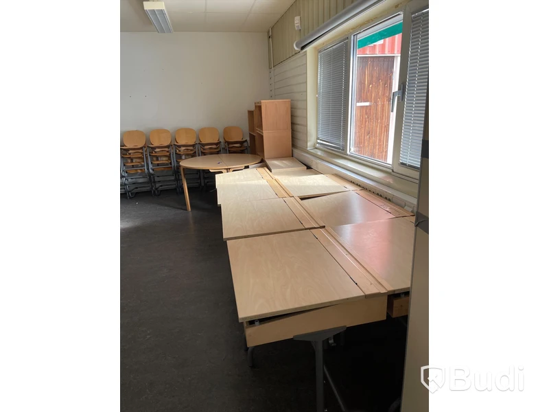 32st Skolbänkar, 32 stolar och div möbler