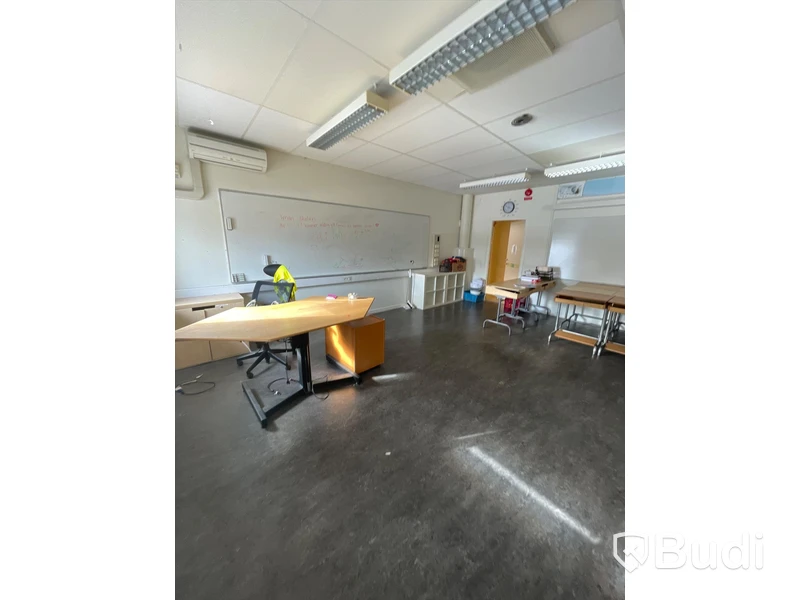 32st Skolbänkar, 32 stolar och div möbler