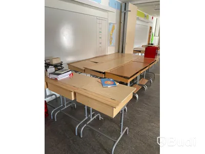 32st Skolbänkar, 32 stolar och div möbler