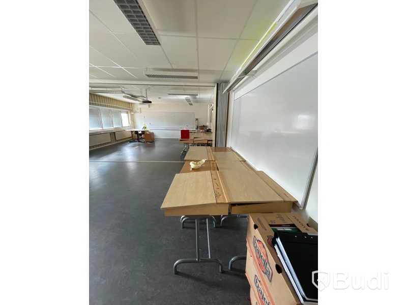 32st Skolbänkar, 32 stolar och div möbler