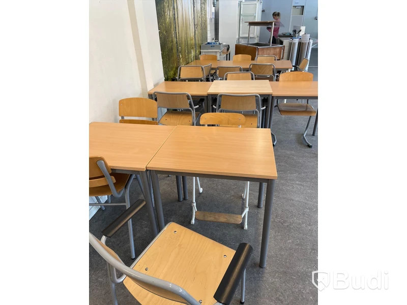 13st bord i olika storlekar, 29 stapelbara stolar och stolar