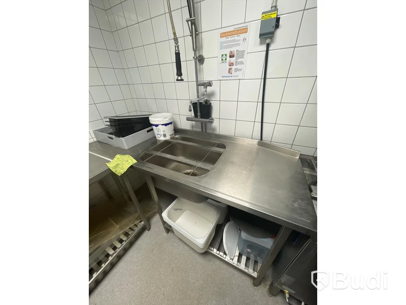 Rostfri utmatningsbänk med diskho Obs! Blandare ingår ej