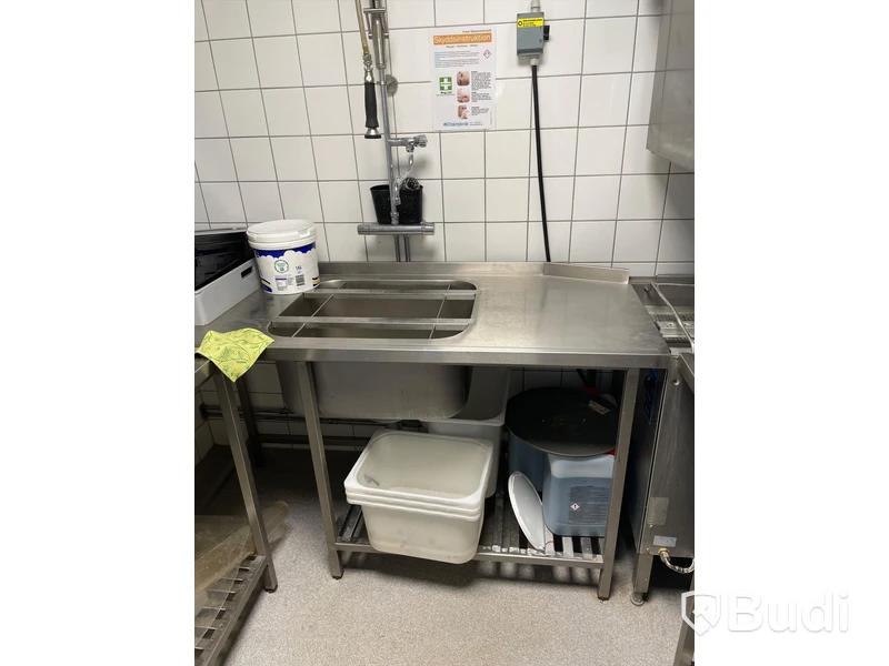 Rostfri utmatningsbänk med diskho Obs! Blandare ingår ej