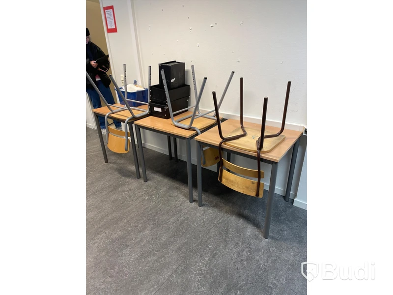 10 st bänkar, 10 stolar och div möbler