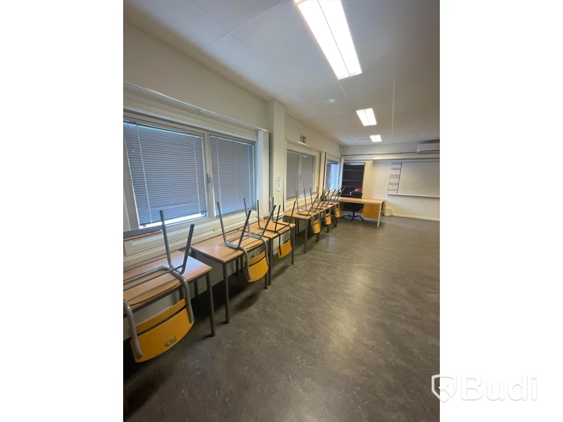 10 st bänkar, 10 stolar och div möbler