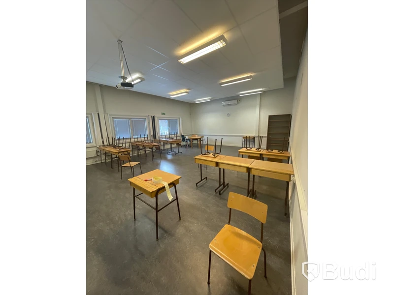 16st Skolbänkar och div. Möbler