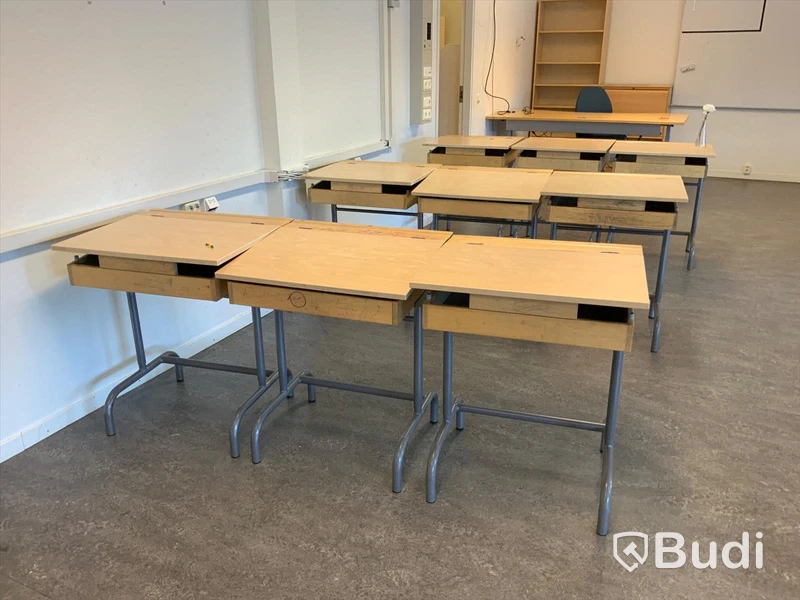 22st Skolbänkar, 23st stolar och div möbler