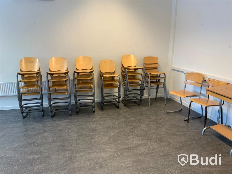22st Skolbänkar, 23st stolar och div möbler