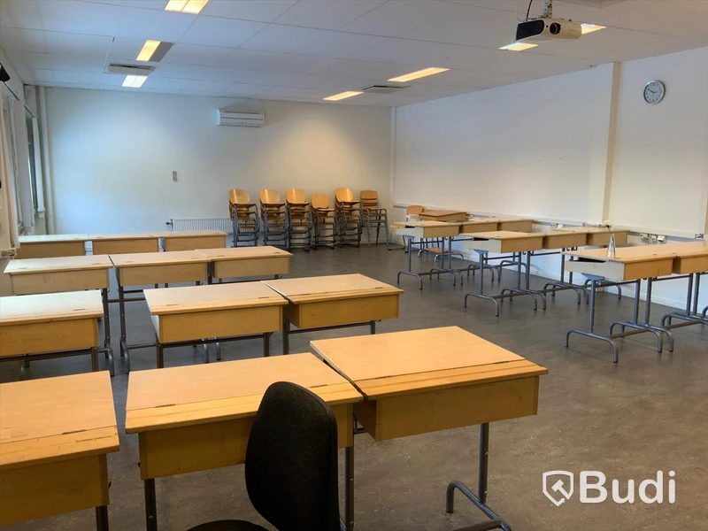 22st Skolbänkar, 23st stolar och div möbler