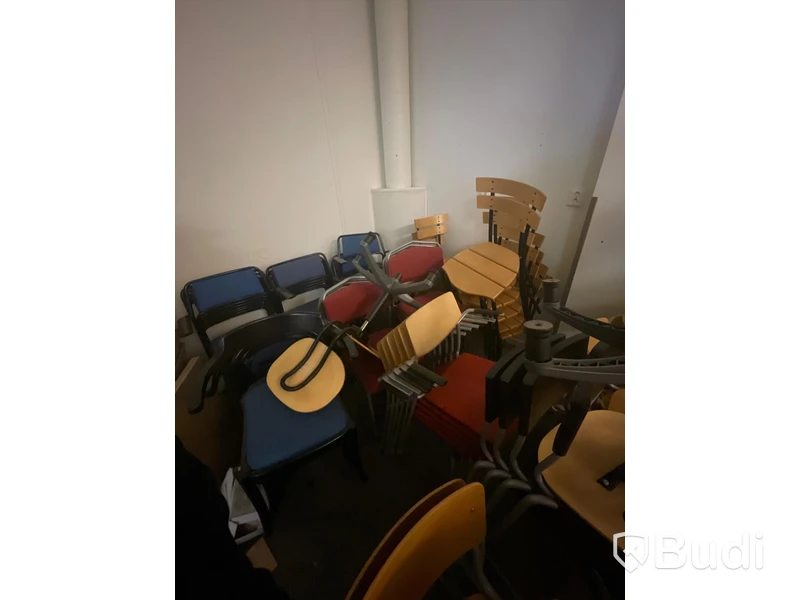 Div stapelbara stolar
