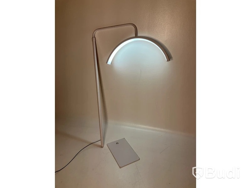 Lampa halvmåneformad