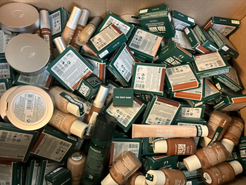 Parti med diverse produkter från The Body Shop