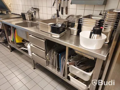 Rostfri köksbänk med diskho samt lådor