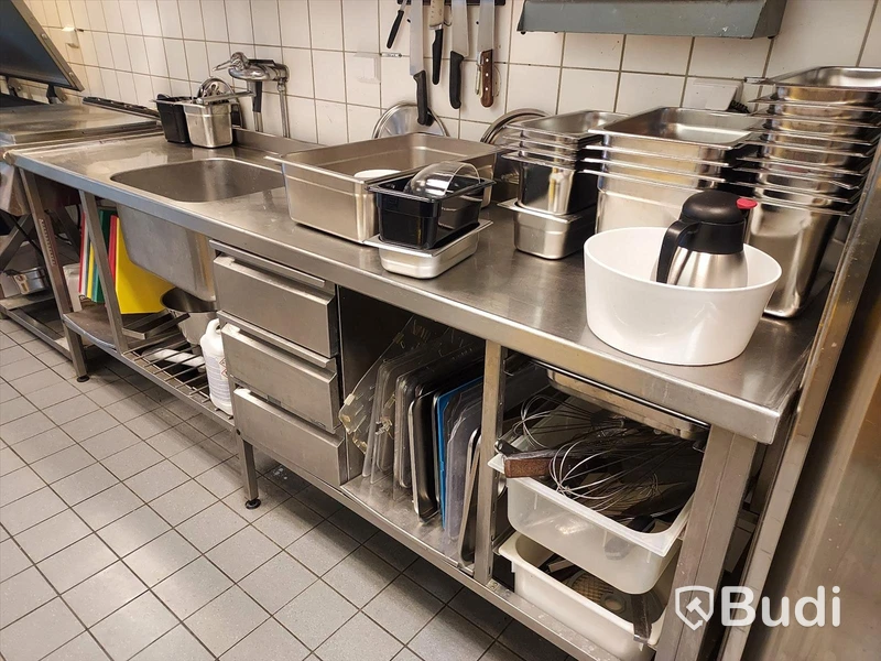 Rostfri köksbänk med diskho samt lådor