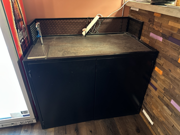 Bänk med vattenautomat i plåt 