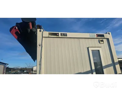 Inredd container med markis, dörrar & fönster.