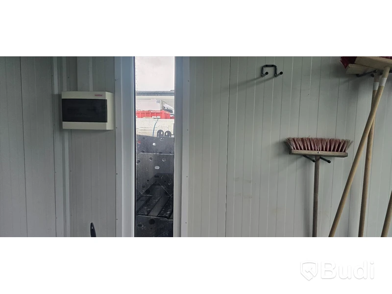 Inredd container med dörrar & fönster.