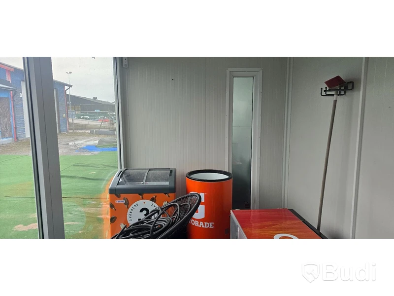Inredd container med dörrar & fönster.