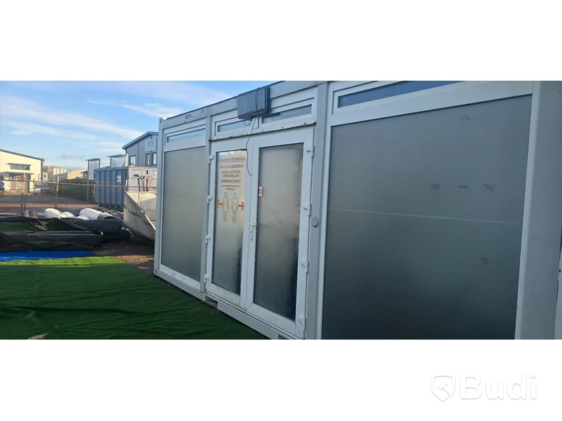 Inredd container med dörrar & fönster.