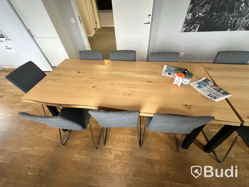 Matrum med bord, stolar m.m.