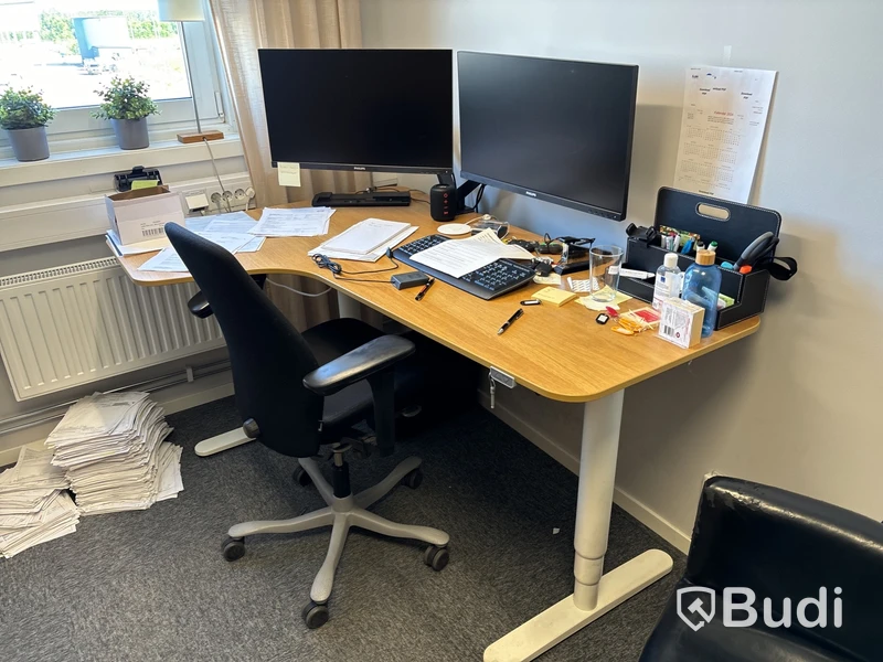 Kontorsinredning, bord och stol m.m.