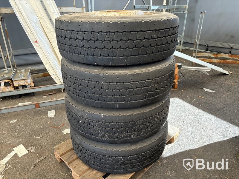 4 st lastbilshjul 315/70 R 22,5, dubbade