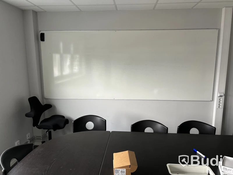 Konferensmöbel, vägg-tv, säkerhetsskåp m.m.