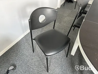 Konferensmöbel, vägg-tv, säkerhetsskåp m.m.