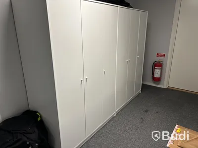 Konferensmöbel, vägg-tv, säkerhetsskåp m.m.