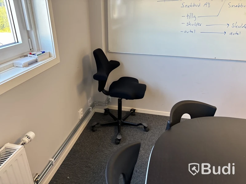 Konferensmöbel, vägg-tv, säkerhetsskåp m.m.