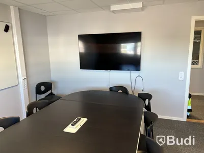 Konferensmöbel, vägg-tv, säkerhetsskåp m.m.