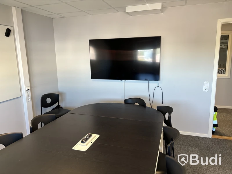 Konferensmöbel, vägg-tv, säkerhetsskåp m.m.