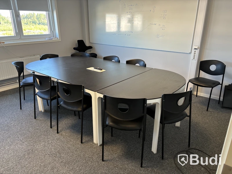 Konferensmöbel, vägg-tv, säkerhetsskåp m.m.