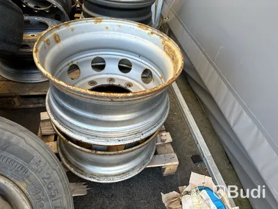 Lastbilsfälgar och däck.