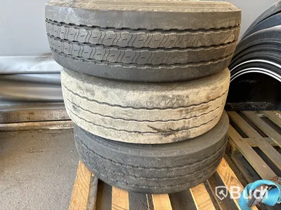 Lastbilsfälgar och däck.