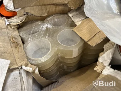 2 st pallar med tejp och sträckfilm