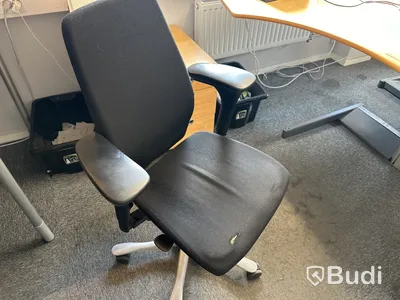 Kontorsmöbler, datorskärmar m.m.