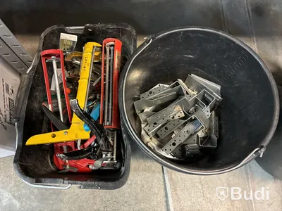 3 st hyllor med innehåll