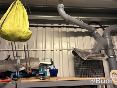 3 st hyllor med innehåll