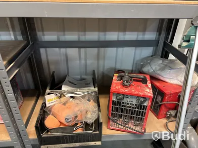 3 st hyllor med innehåll
