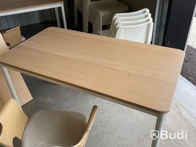 Skrivbord 4st och stolar 24st.