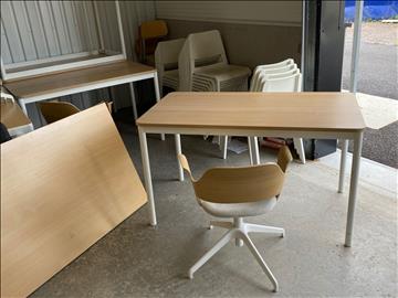 Skrivbord 4st och stolar 24st.
