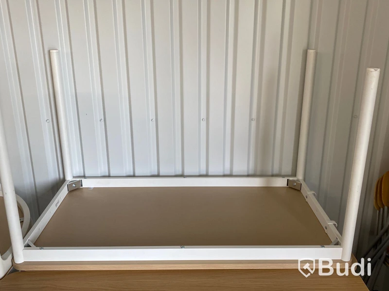 Skrivbord 4st och stolar 24st.