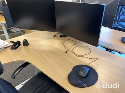 4st HP dataskärmar med bordsfäste.