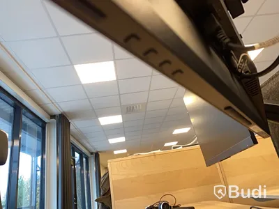 4st HP dataskärmar med bordsfäste.