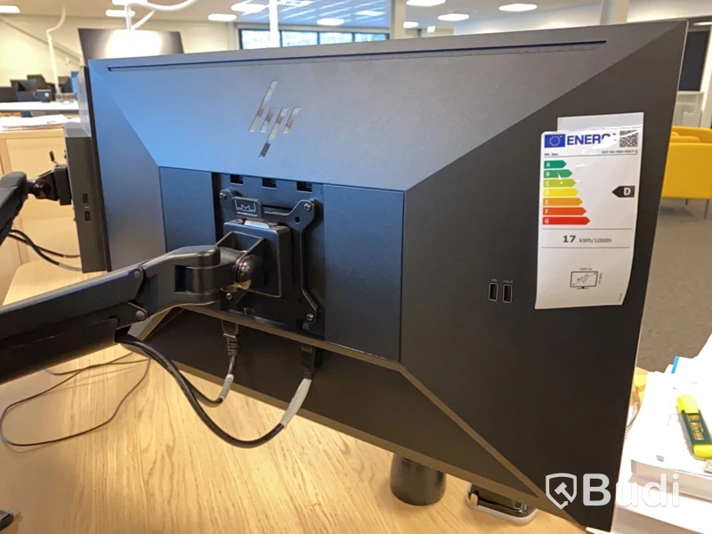 4st HP dataskärmar med bordsfäste.