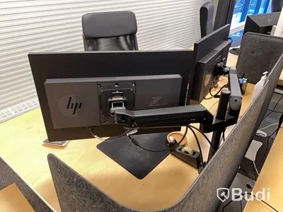 Dataskärmar HP 4st med bordsfäste m.m.