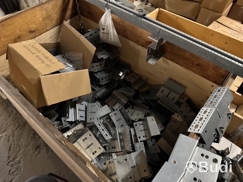 3 st pallar med montagematerial Weland